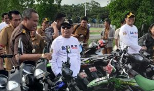 Bupati Gorontalo, Sofyan Puhi, saat melakukan pengecekan langsung kendaraan dinas di Lapangan Sport Center Limboto, Senin (14/04/2025). (Foto: Isman)