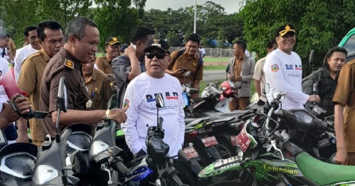 Bupati Gorontalo, Sofyan Puhi, saat melakukan pengecekan langsung kendaraan dinas di Lapangan Sport Center Limboto, Senin (14/04/2025). (Foto: Isman)